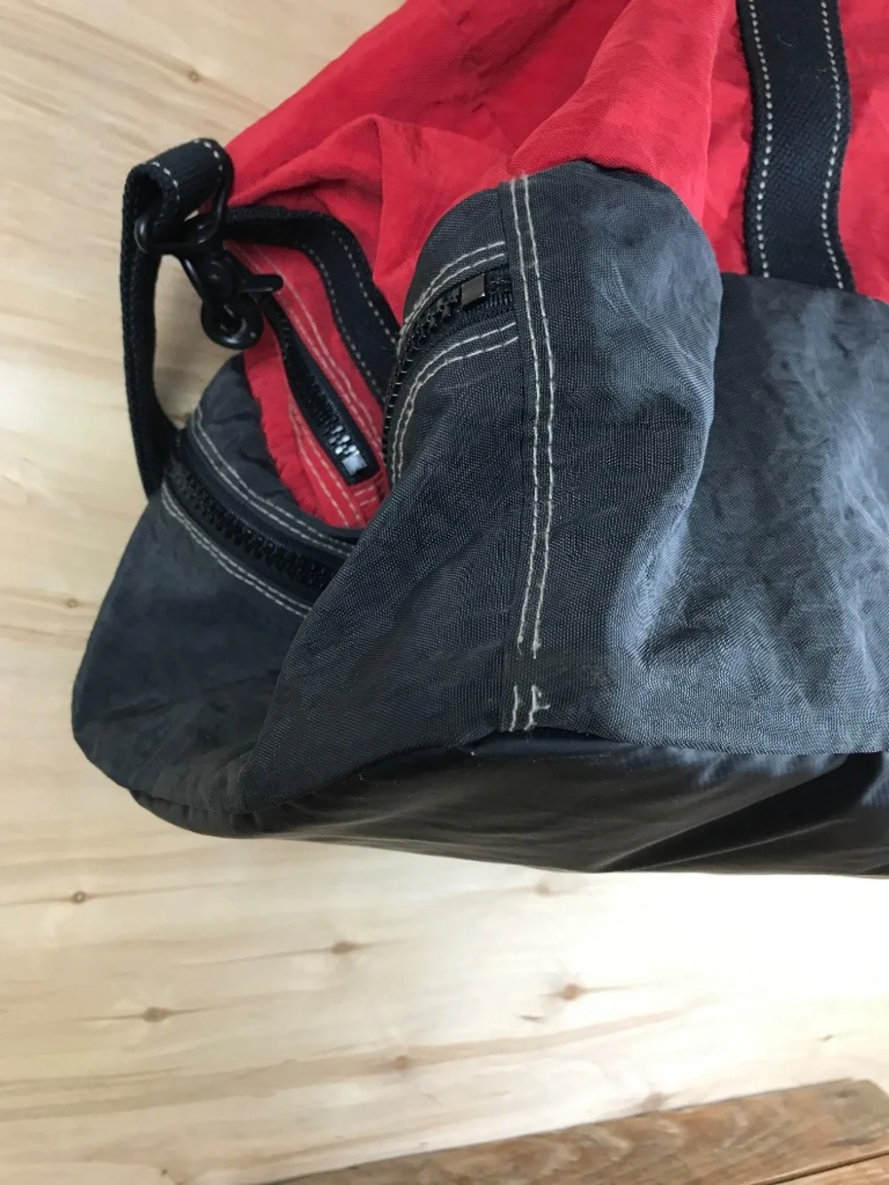 Vintage‎ Eddie Bauer Red Duffel Gym Bag Goose Logo Shoulder Strap w/Handles